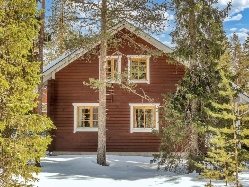una baita di tronchi nella neve con alberi di Holiday Home Villa hanhi by Interhome a Rovaniemi