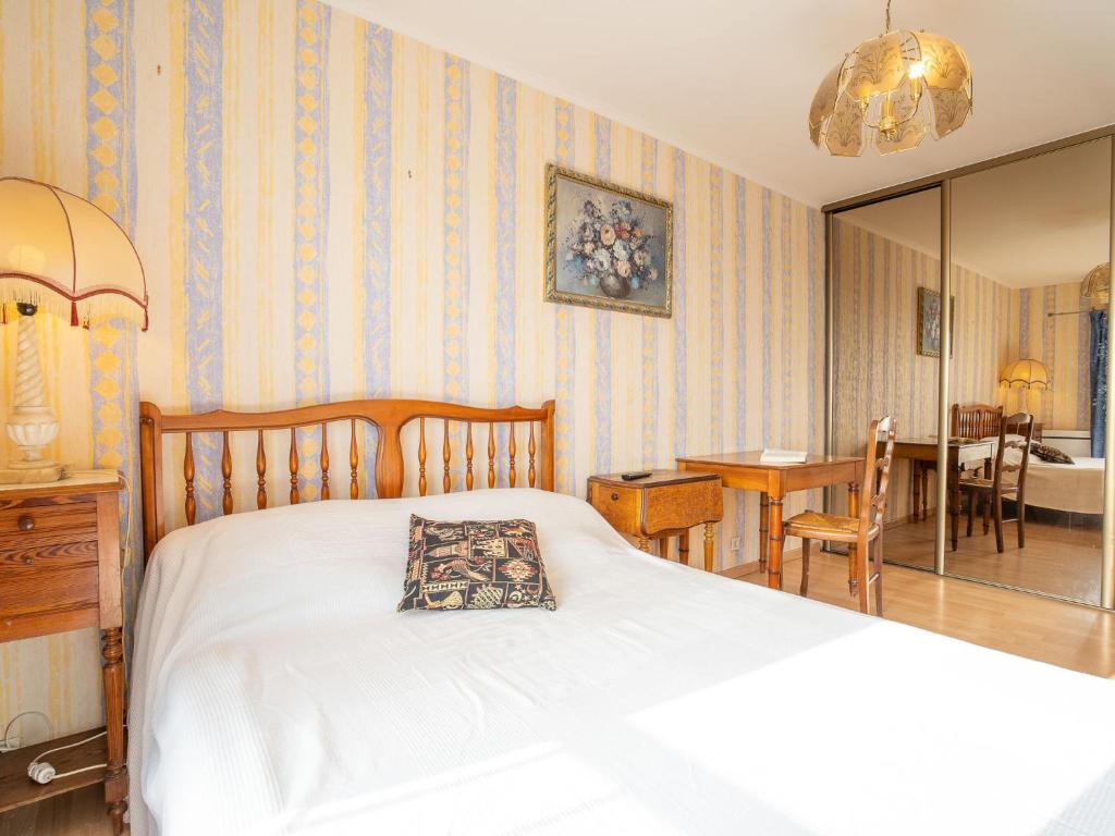 Posteľ alebo postele v izbe v ubytovaní Apartment Le Surcouf by Interhome