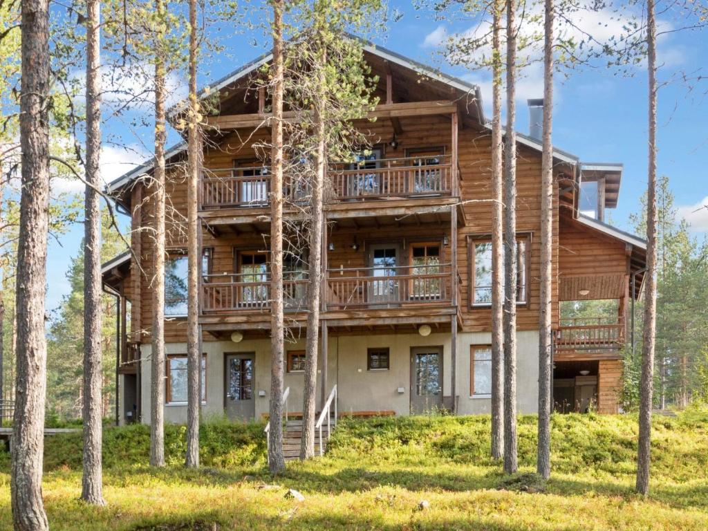 uma casa de madeira na floresta com árvores em Holiday Home Nuovo casa a by Interhome em Sirkka