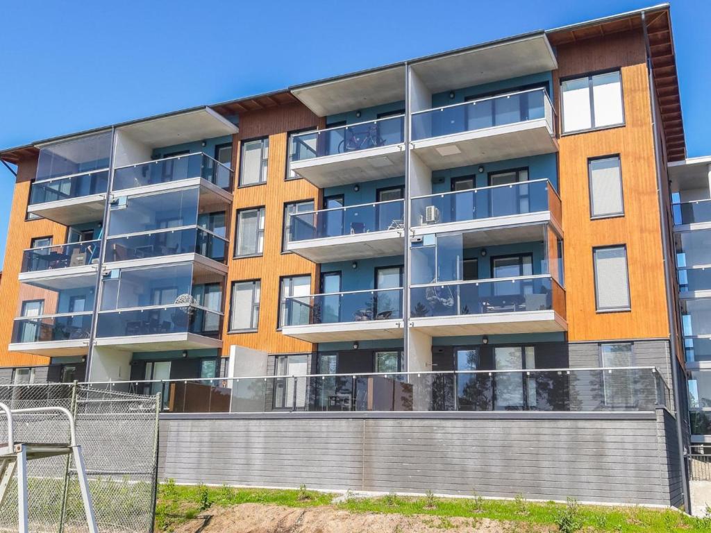 ein Wohnhaus mit Balkonen und einem Basketballplatz in der Unterkunft Holiday Home Jymykatti by Interhome in Vuokatti