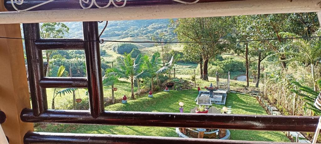 uma janela com vista para um jardim a partir de uma casa em Domanine Gar a Domaine De Lagrave 