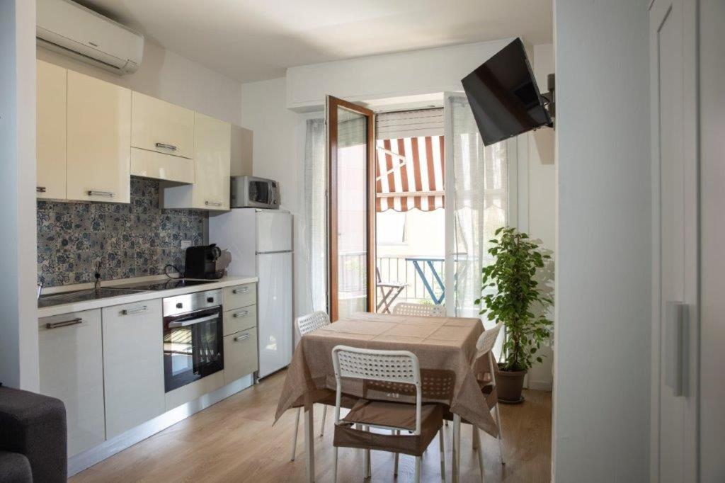 cocina con mesa y cocina con ventana en Casa Primavera, en Ventimiglia