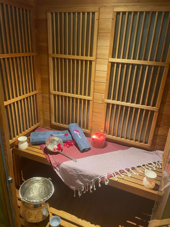 Fotografia z galérie ubytovania HOUDARLING CHALET en option Hammam Sauna Jacuzzi Privatif v destinácii Nîmes