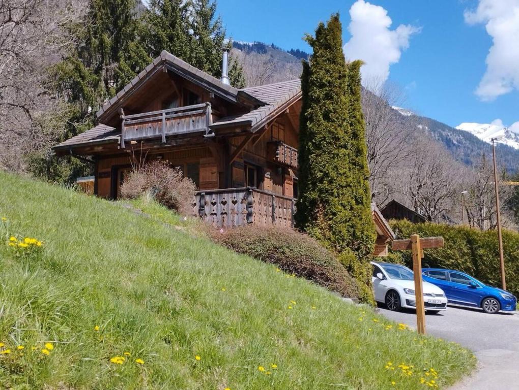 una casa en una colina con un coche aparcado delante en Classy Alpine Hideaway in the Portes du Soleil, en Montriond