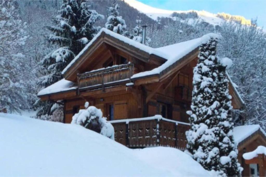 eine Blockhütte mit Schnee auf dem Dach in der Unterkunft 8-Person Chalet with Hot Tub in Portes du Soleil in Montriond