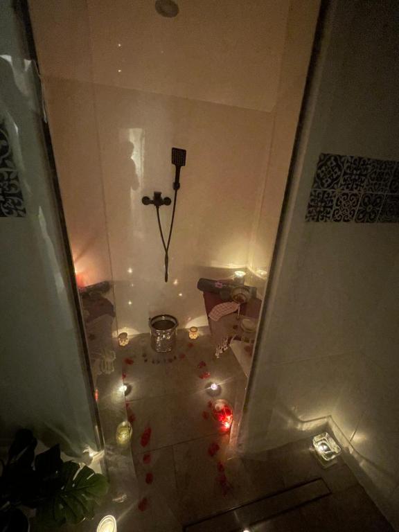 Fotografia z galérie ubytovania HOUDARLING CHALET en option Hammam Sauna Jacuzzi Privatif v destinácii Nîmes