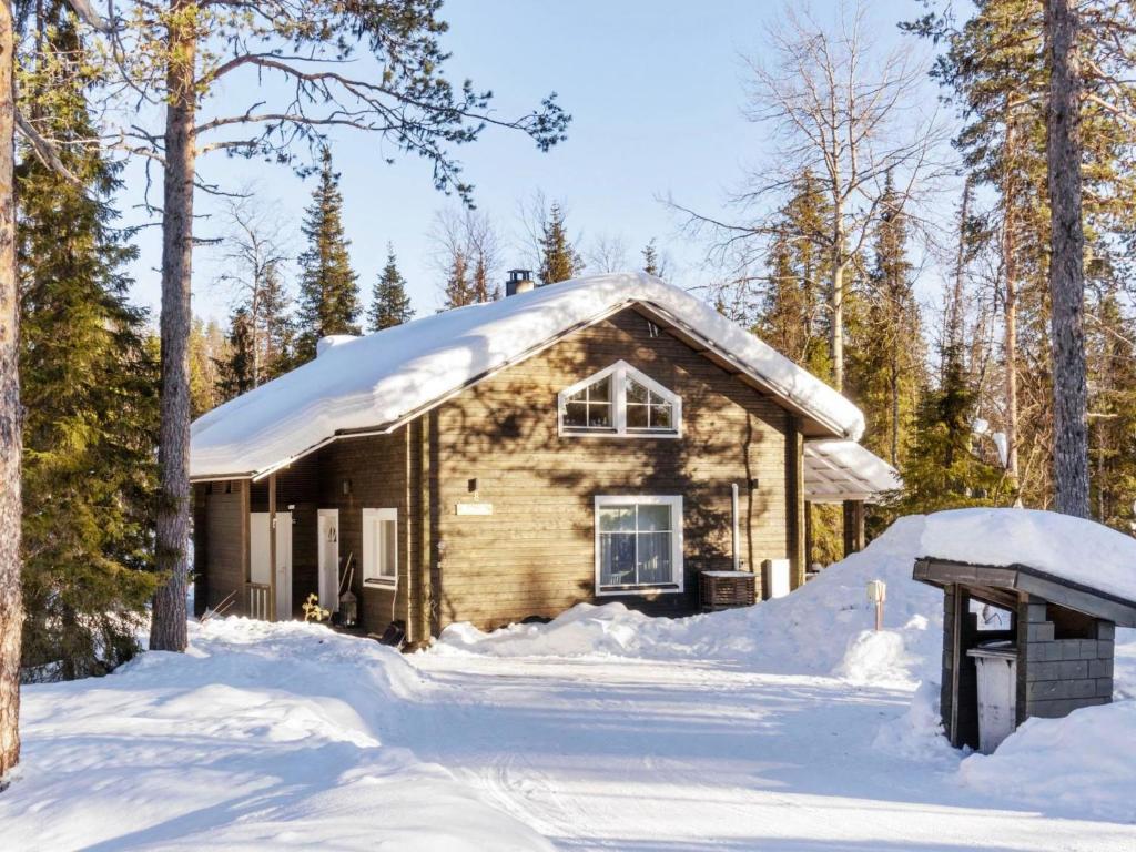 レヴィにあるHoliday Home Petruska by Interhomeの雪の丸太小屋