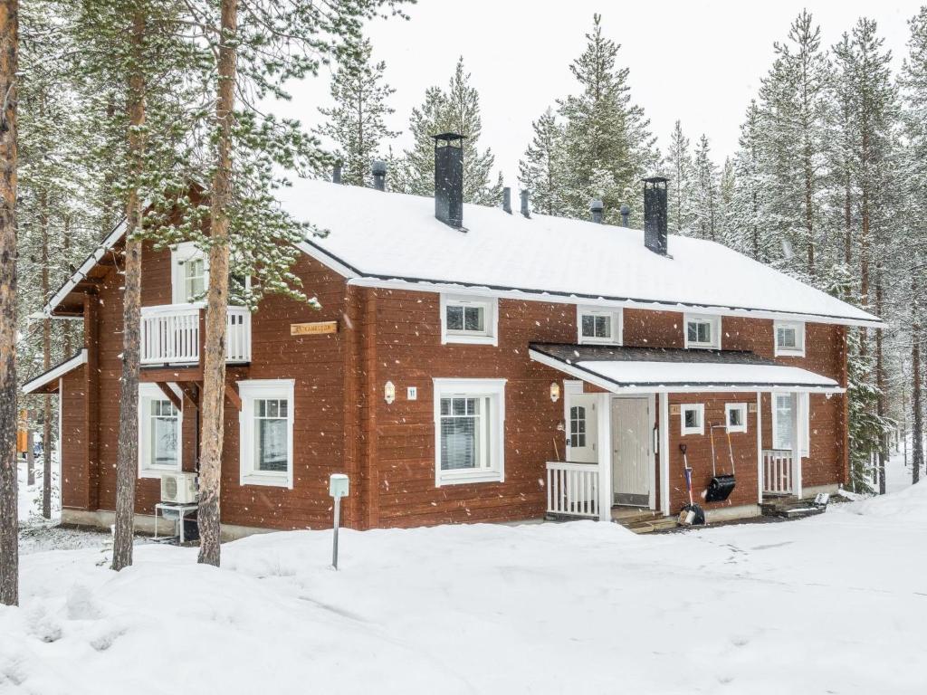 une maison en briques rouges dans la neige dans l'établissement Holiday Home Kätkänkulma a1 by Interhome, à Levi