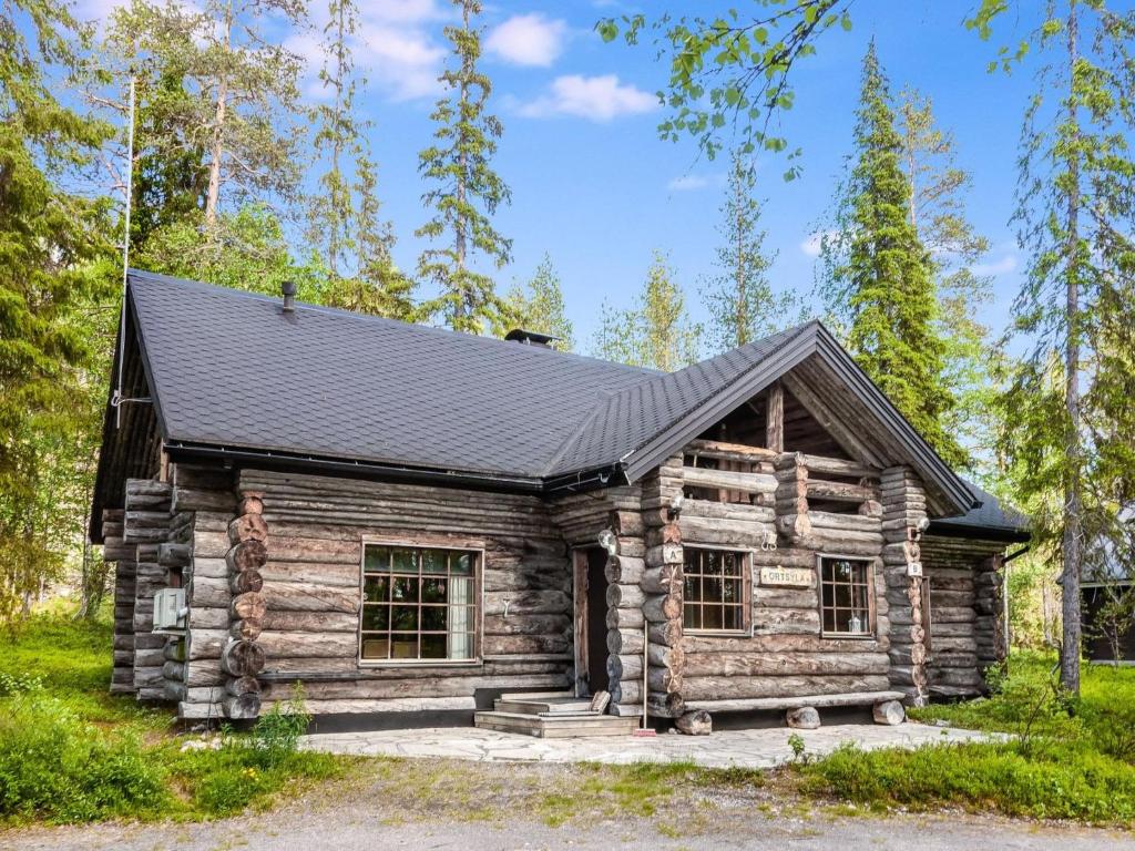 une cabane en rondins avec un toit noir dans l'établissement Holiday Home Örtsylä a by Interhome, à Salla
