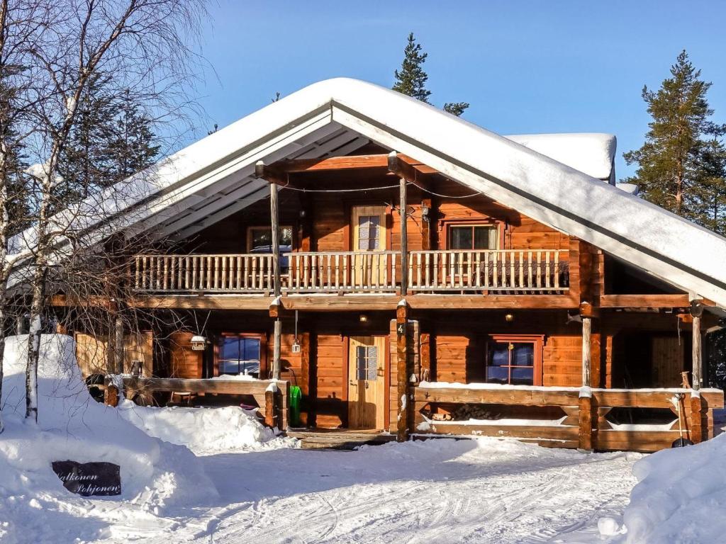 uma cabana de madeira na neve em Holiday Home Valkonen pohjonen a by Interhome em Levi