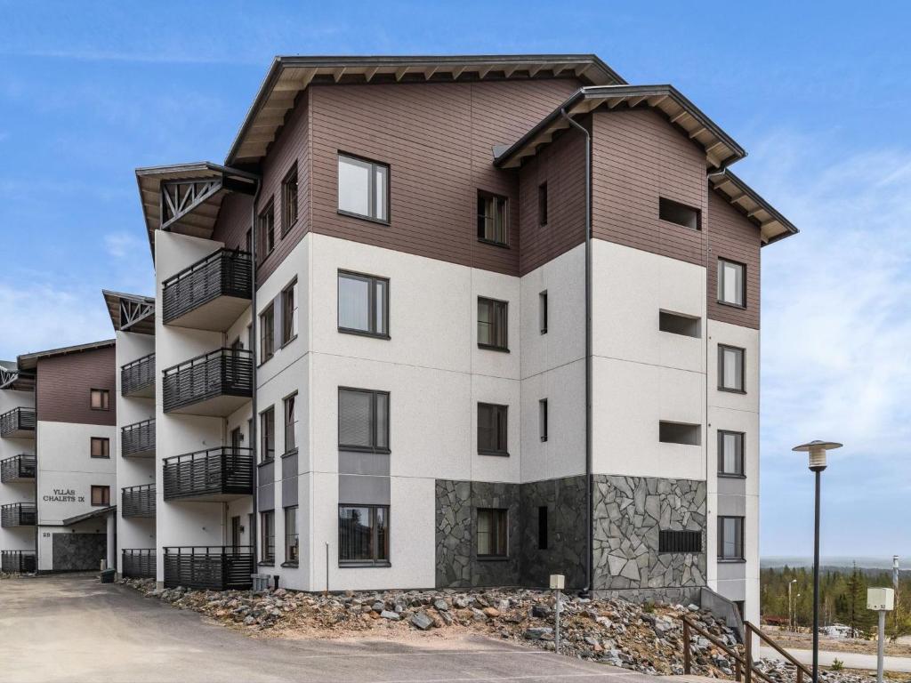 an apartment building with a white and brown at Holiday Home Nordic chalet 9408 by Interhome in Ylläs