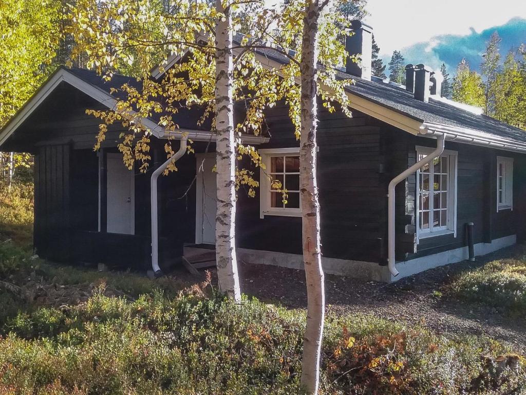 ユッラスヤルヴィにあるHoliday Home Lomaylläs f79 -palovaarankaarre 18b by Interhomeの黒い小屋