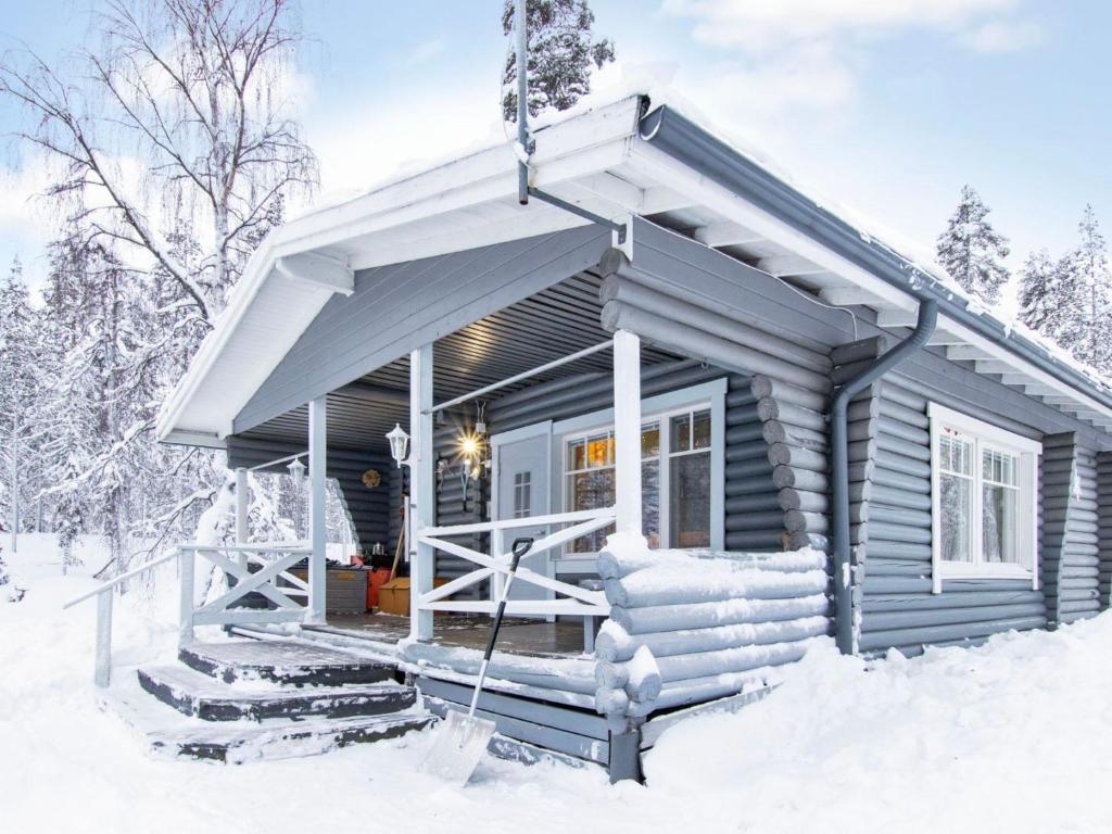 ユッラスヤルヴィにあるHoliday Home Jousimaja by Interhomeの雪の丸太小屋