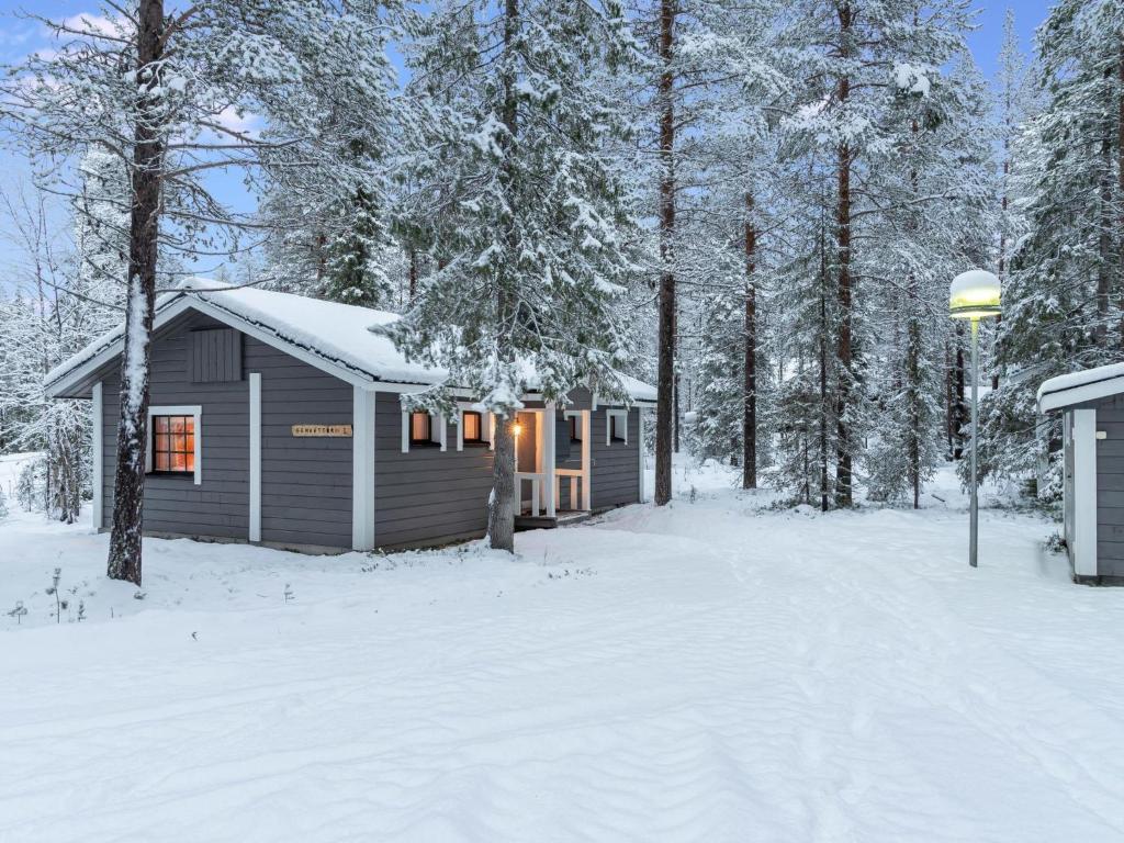 une cabine dans les bois dans la neige dans l'établissement Holiday Home Senaattori 1 by Interhome, à Ylläsjärvi