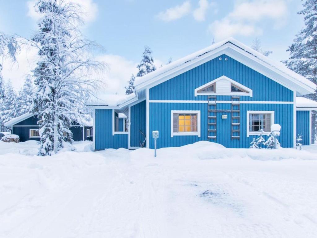 ユッラスヤルヴィにあるHoliday Home Korpipalo - yllästunnelma 2 b 7 by Interhomeの雪の青い家