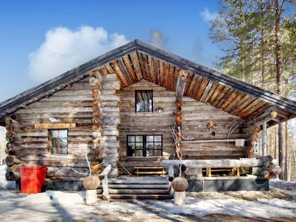 ユッラスヤルヴィにあるHoliday Home Hankisääski by Interhomeの雪の森の丸太小屋