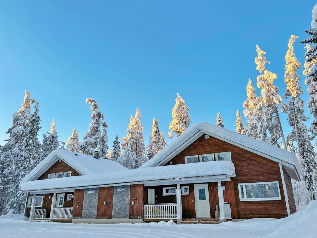 ユッラスヤルヴィにあるHoliday Home Lauha by Interhomeの雪の中の木々の丸太小屋