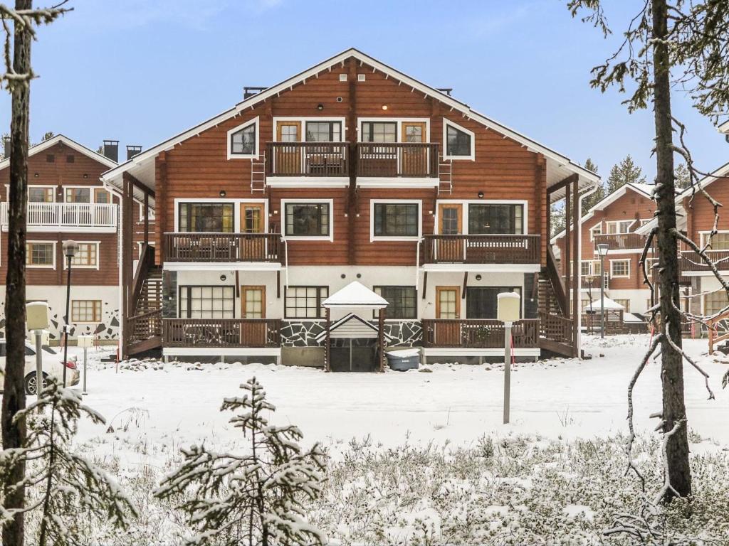 レヴィにあるHoliday Home Alte levi calevi by Interhomeの雪の大きな木造建築
