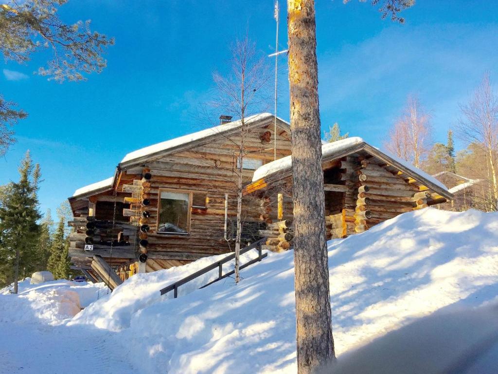 TikkalaにあるHoliday Home Sallanhelmi a2 by Interhomeの雪が降る丸太のキャビン