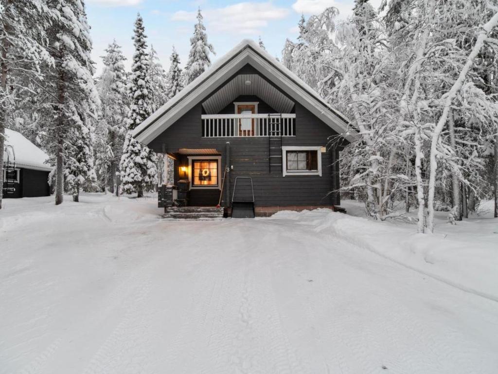 ユッラスヤルヴィにあるHoliday Home Kaltiotievantie 2 mökki 3 by Interhomeの雪の森の丸太小屋