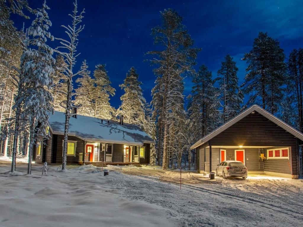 ユッラスヤルヴィにあるHoliday Home Kevätpiippo b by Interhomeの夜の雪の小屋