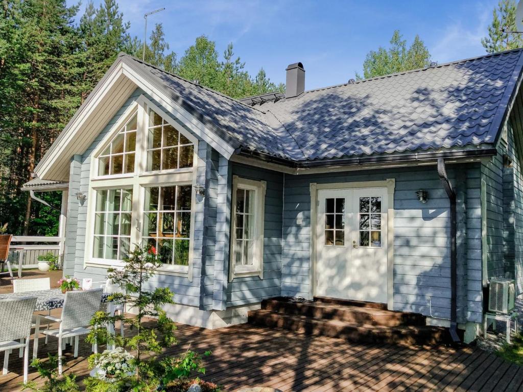 Casa azul con porche y patio en Holiday Home Sointukallio by Interhome, en Savonlinna
