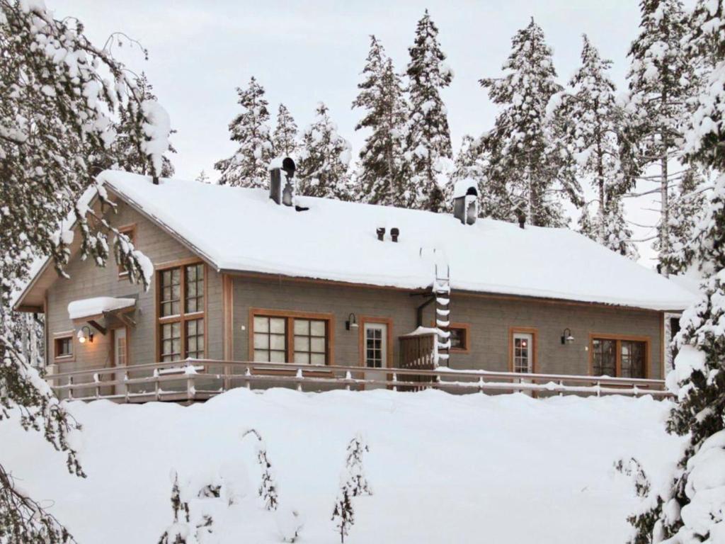 アカスロンポロにあるHoliday Home Kivalonmaa a by Interhomeの雪に覆われた家