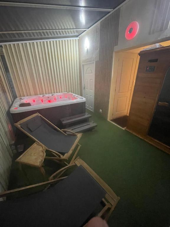 una habitación con colchón y una habitación con puerta en HOUDARLING Chalet avec Hammam Sauna Jacuzzi Privatif, en Nimes