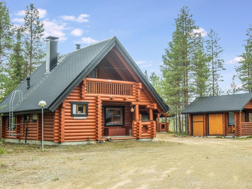 uma cabana de madeira com um telhado preto em Holiday Home Fassen maja by Interhome em Ylläsjärvi