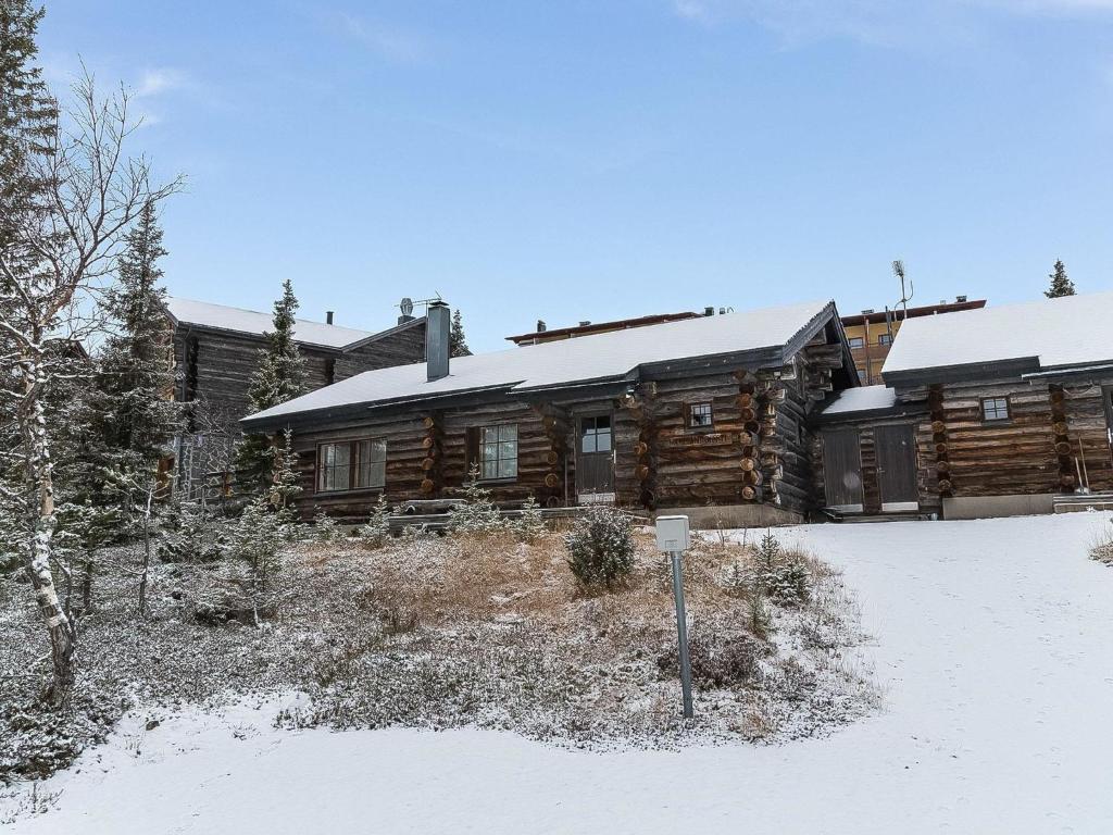 ユッラスにあるHoliday Home Ahmanportti 2 by Interhomeの雪上の丸太小屋