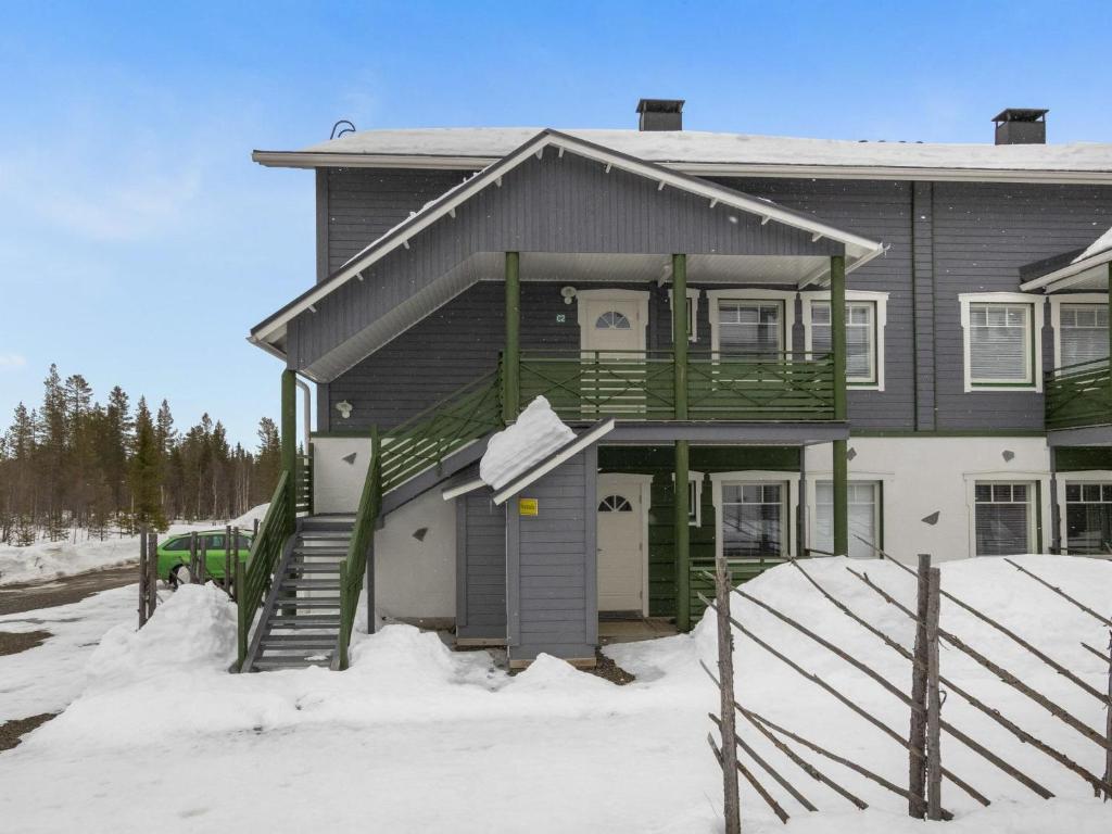 ein Haus mit Schnee auf dem Boden davor in der Unterkunft Holiday Home Ylläs-eeli green house c1 by Interhome in Ylläsjärvi