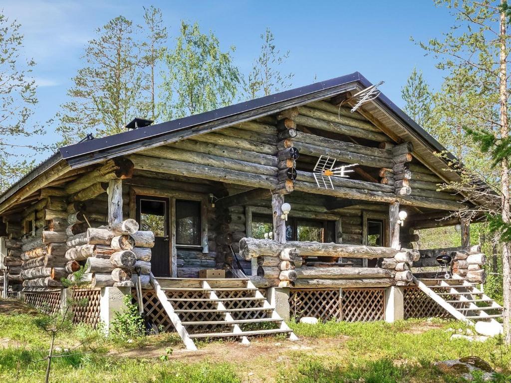 una cabaña de madera en el bosque en Holiday Home Kulpakko 2 by Interhome, en Tiainen