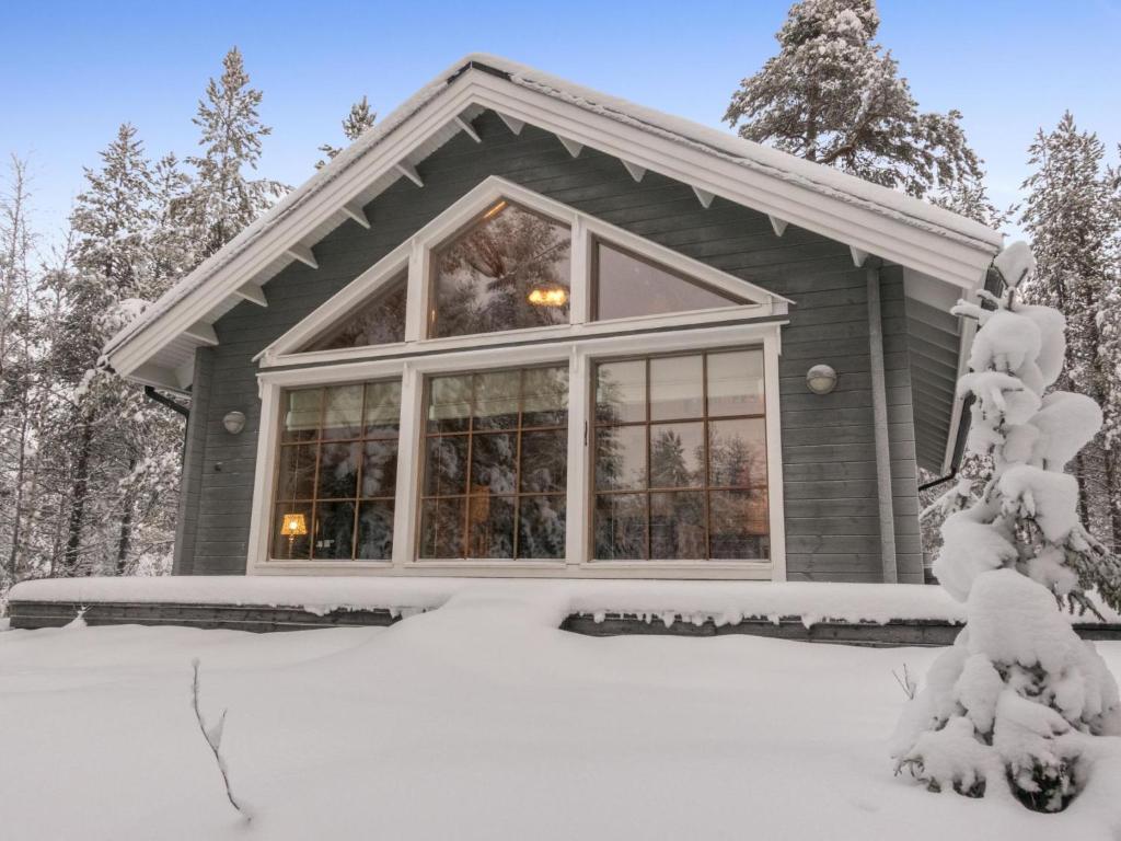 een huis bedekt met sneeuw voor de deur bij Holiday Home Luoston karpalo by Interhome in Luosto