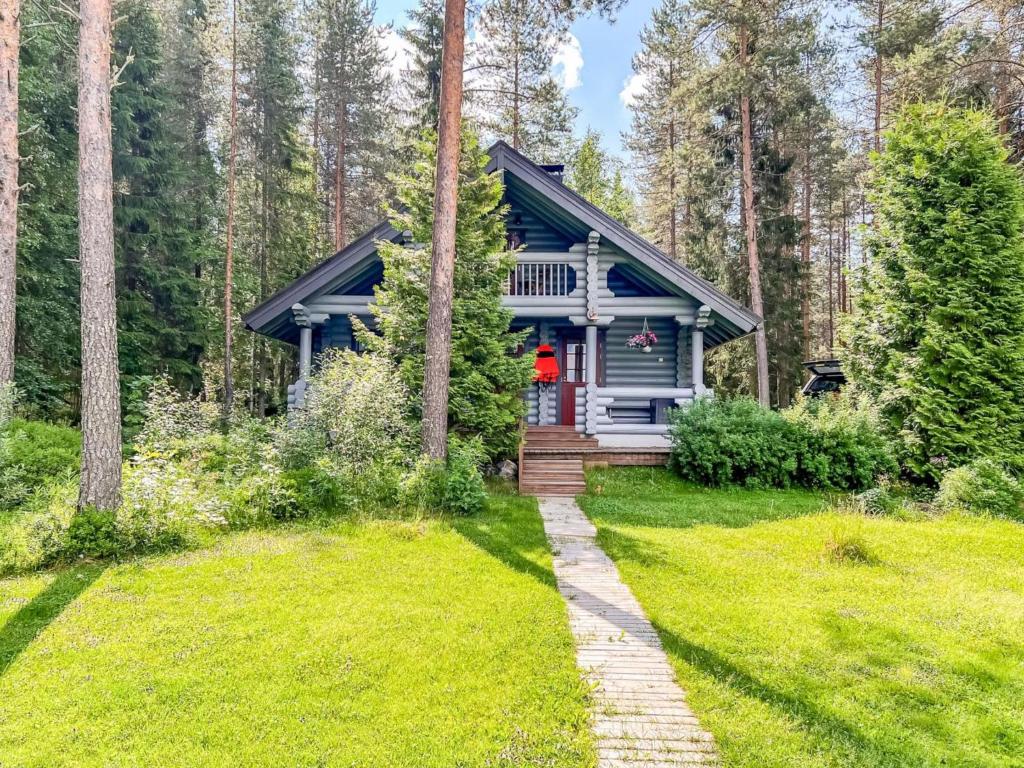 KinnulaにあるHoliday Home Kaakonranta by Interhomeの赤い扉のある森の家