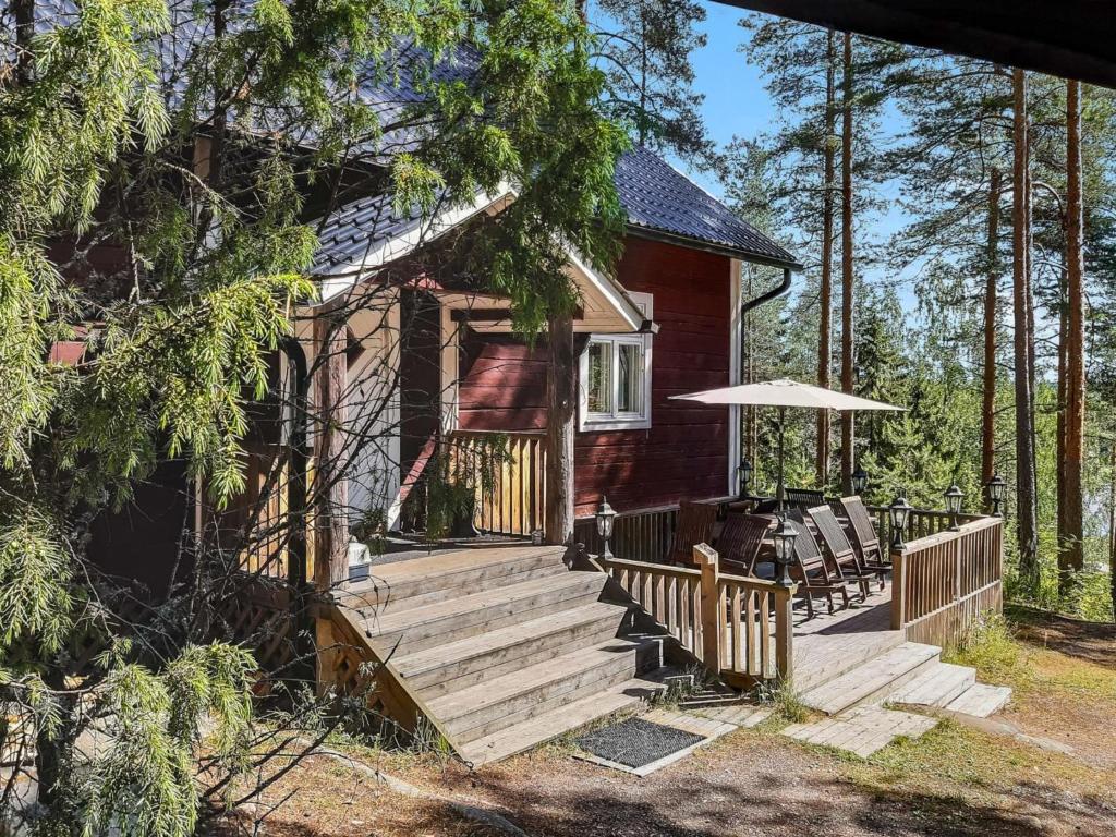 une cabane en rondins avec un escalier menant à une maison dans l'établissement Holiday Home Piilutupa by Interhome, à Luhanka