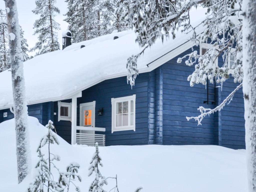 ユッラスヤルヴィにあるHoliday Home Ylläs mustikka b by Interhomeの屋根の雪の青い家