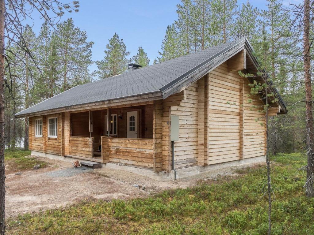 uma cabana de madeira com um telhado de metal em Holiday Home Oivangin siesta by Interhome em Nissi
