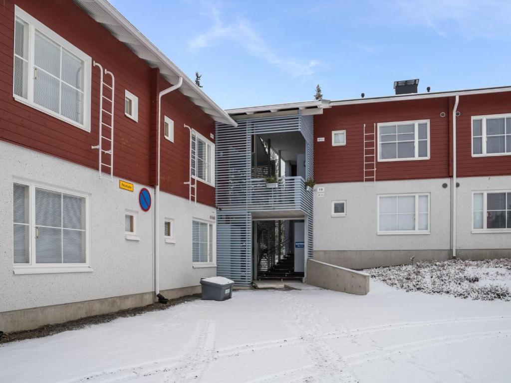 un estacionamiento frente a dos edificios en Holiday Home Yllästar 3 as 502 by Interhome, en Äkäslompolo