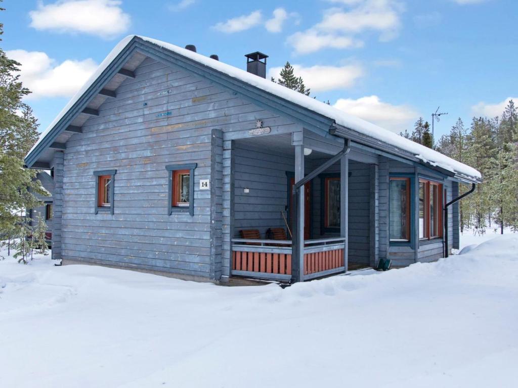 ein kleines blaues Haus im Schnee mit Bäumen in der Unterkunft Holiday Home Tunturitähti by Interhome in Äkäslompolo