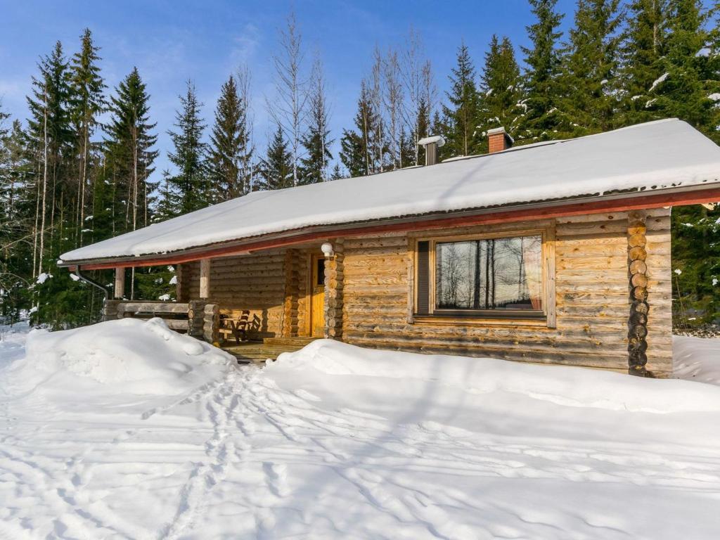 domek z bali na śniegu w obiekcie Holiday Home Hevonkuusi by Interhome w mieście Säkinmäki