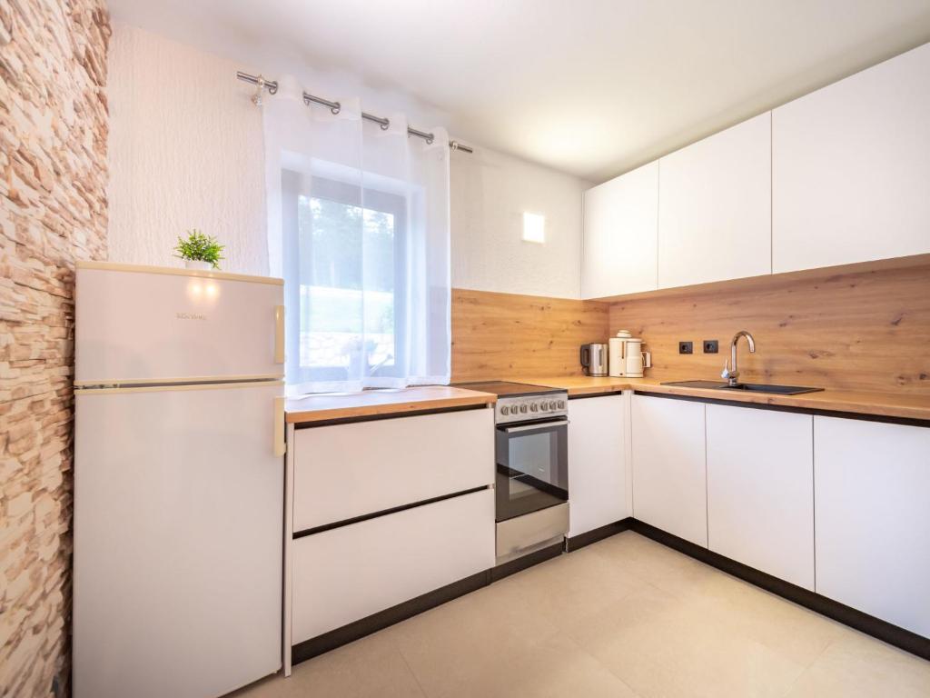 Kuchyň nebo kuchyňský kout v ubytování Holiday Home Nada by Interhome