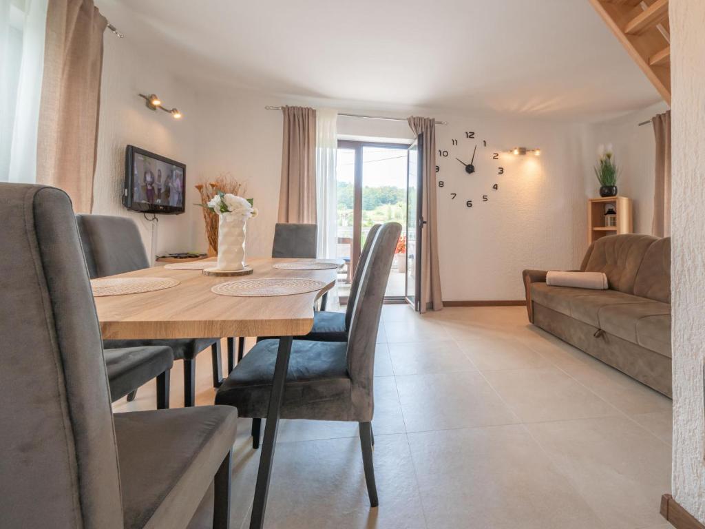 Posezení v ubytování Holiday Home Nada by Interhome
