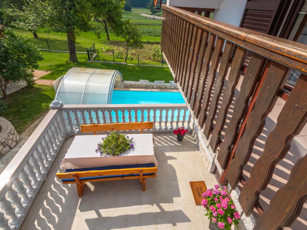Bazén v ubytování Holiday Home Nada by Interhome nebo v jeho okolí