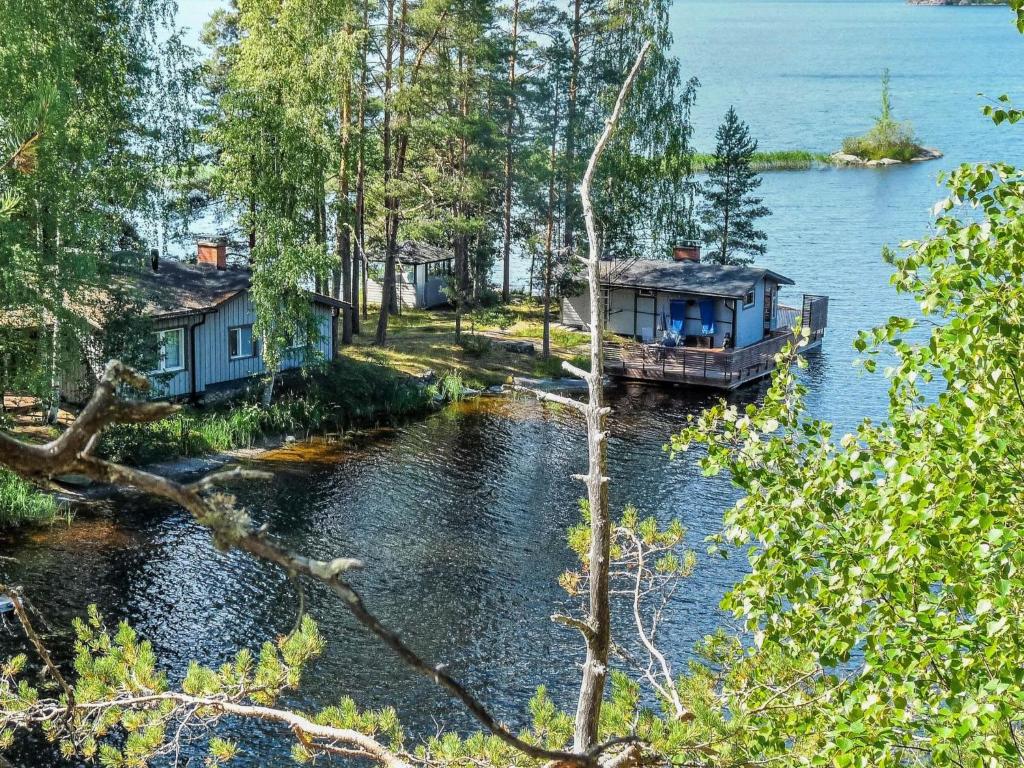 ein Haus auf einem Boot auf einem See in der Unterkunft Holiday Home Wuorilahti by Interhome in Savonlinna