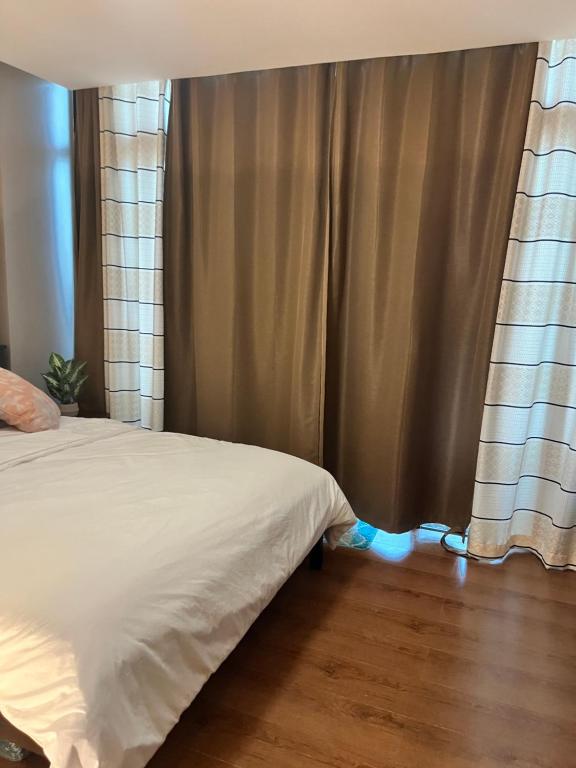 Postel nebo postele na pokoji v ubytování Appleone Ayala Condo with Balcony