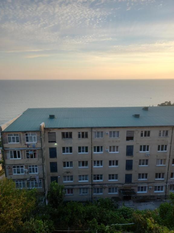 un edificio de apartamentos con el océano en el fondo en Апартаменты У Белых Скал en Bagripsh