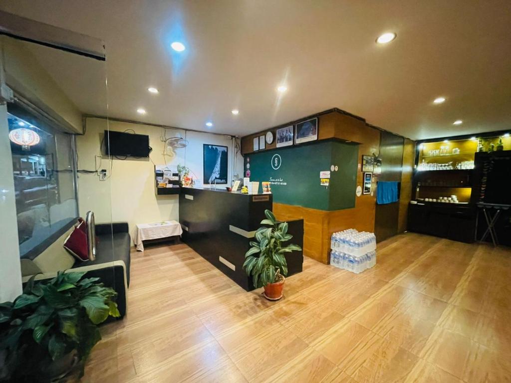 博卡拉Hotel old durbar的一个大客厅,带一张桌子的房间