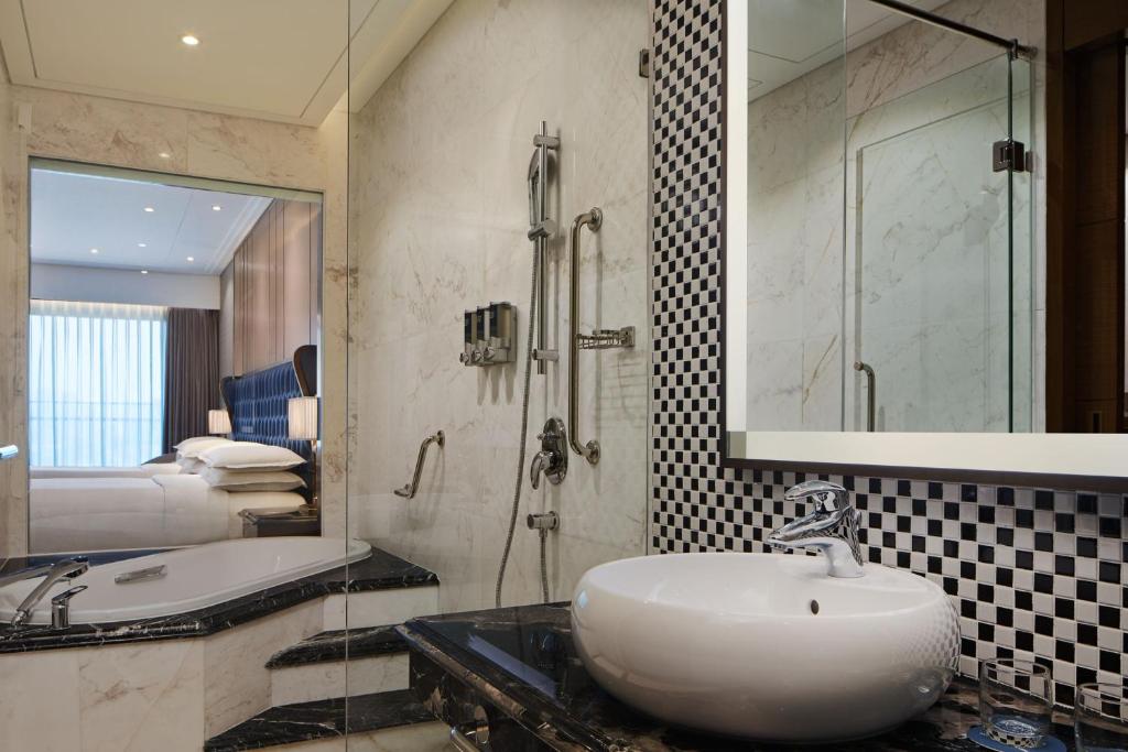 Panoramic Deluxe Twin, Guest room, 2 Twin/Single Bed(s), Partial Ocean View, High floor, Balcony, Bathtub