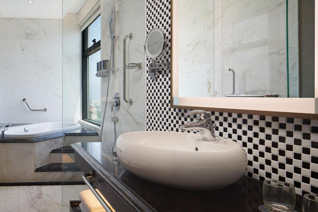 Deluxe King, Guest room, 1 King, Ocean view, Balcony, Bathtub