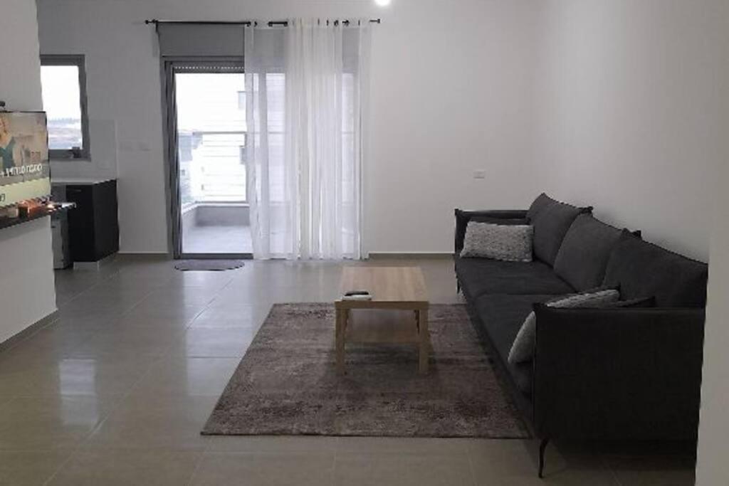 un soggiorno con divano e tavolino da caffè di emily apartment 